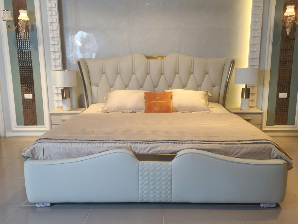 Giường ngủ bọc da luxury GI2336-18 màu be, chụp toàn cảnh trong không gian showroom của Nội Thất Gia Khánh. Giường có đầu…