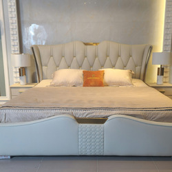 Giường ngủ bọc da luxury GI2336-18 màu be, chụp toàn cảnh trong không gian showroom của Nội Thất Gia Khánh. Giường có đầu…
