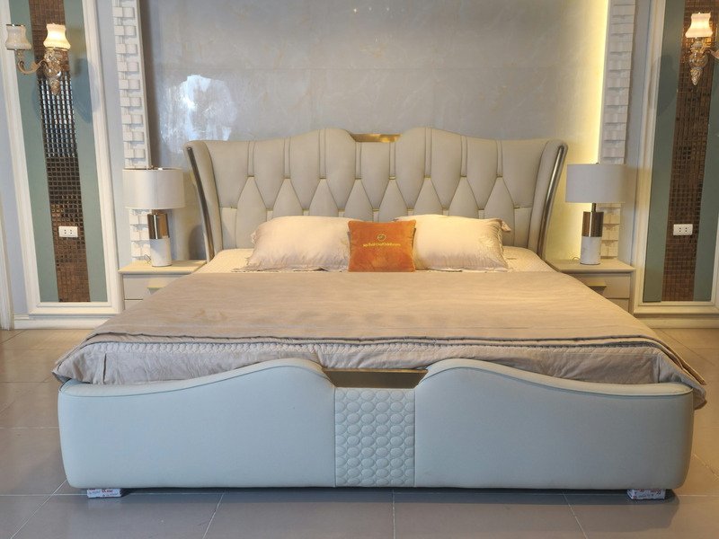 Giường ngủ bọc da luxury GI2336-18 màu be, chụp toàn cảnh trong không gian showroom của Nội Thất Gia Khánh. Giường có đầu…