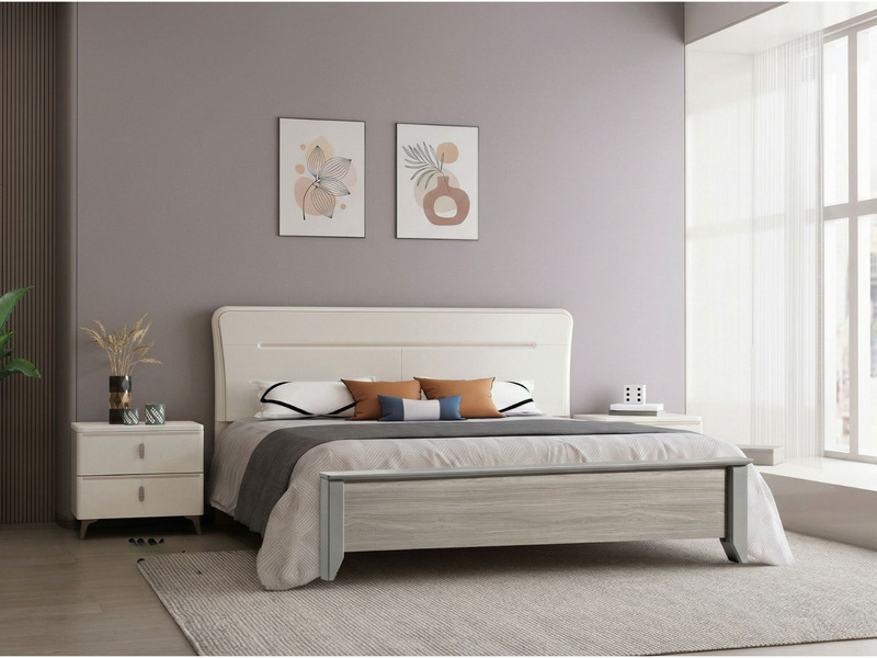 Giường ngủ đôi hiện đại GI6801-18 cùng hai tủ đầu giường được chụp chính diện trong phòng ngủ tông màu xám tím nhạt. Giườn…