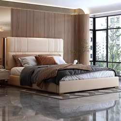 Giường ngủ bọc da cao cấp GI5365-18 được chụp ở góc chính diện hơi chếch, nổi bật phần đầu giường cao, bọc da màu kem với…