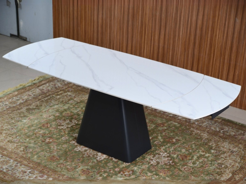 Bàn ăn thông minh BA913 với mặt đá sần nhân tạo màu trắng vân mây và chân thép carbon đen, đang ở trạng thái kéo dài hoàn…