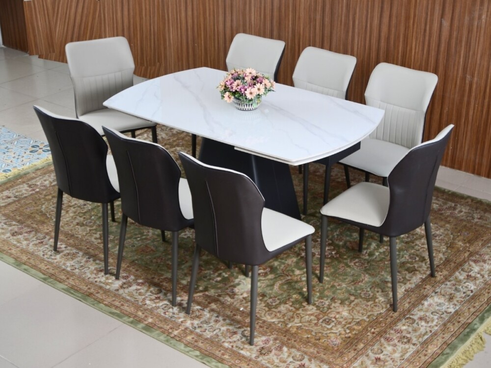 Toàn cảnh bộ bàn ăn thông minh BA913 và 8 ghế ăn, chụp từ góc hơi chếch. Bàn mặt đá trắng vân mây, chân thép đen, kết hợp…