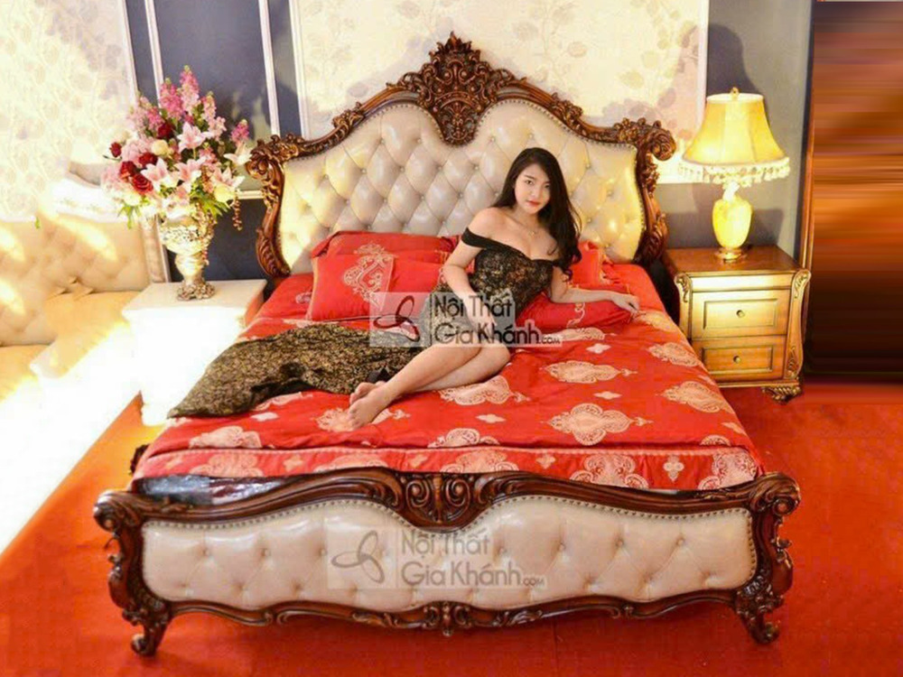 Giường ngủ tân cổ điển GID-88GG-20 được chụp chính diện, tập trung vào phần đầu và đuôi giường bọc da múi rút khuy màu kem…