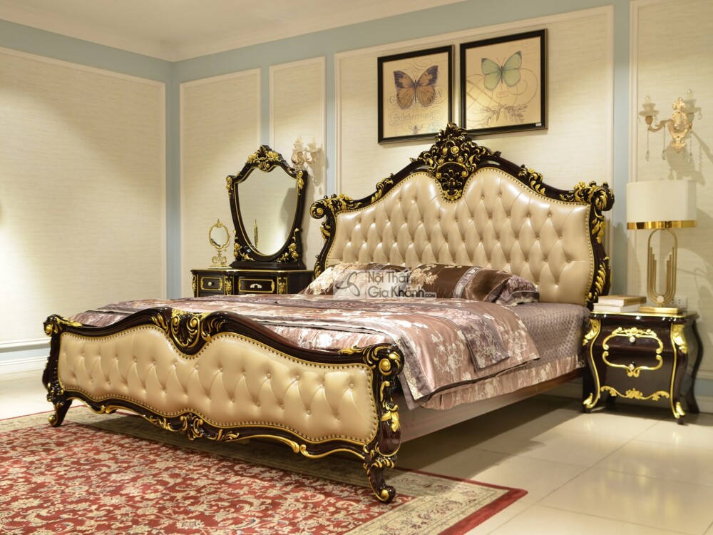 Giường ngủ tân cổ điển GID-88GG-20 được chụp từ góc thấp, thể hiện toàn bộ giường và không gian phòng ngủ luxury. Giường c…
