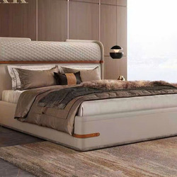 Giường ngủ luxury GIGD18-18 được đặt trong không gian phòng ngủ hiện đại với tông màu ấm. Giường có đầu giường bọc da màu…