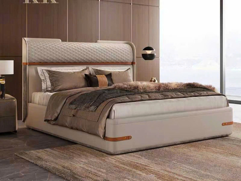 Giường ngủ luxury GIGD18-18 được đặt trong không gian phòng ngủ hiện đại với tông màu ấm. Giường có đầu giường bọc da màu…