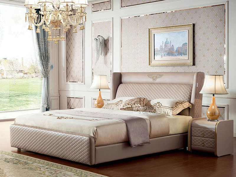 Giường ngủ bọc da hiện đại GIQF217-18 được chụp từ góc hơi chếch bên phải, nổi bật với đầu giường bo cong sang trọng và ph…