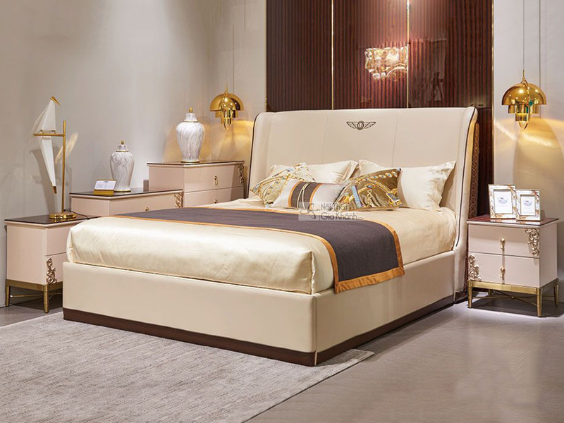 Giường ngủ luxury GIQF228-18 màu kem/be nhạt, chụp chính diện trong phòng ngủ sang trọng. Đầu giường bọc da bo cong, có lo…