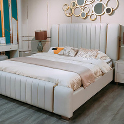 Giường ngủ bọc da Luxury GIQF829-18 màu kem, chụp ngang trong phòng ngủ hiện đại. Đầu giường cao, bọc da với sọc dọc tinh…