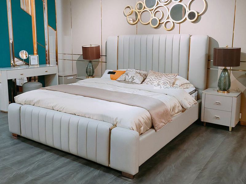 Giường ngủ bọc da Luxury GIQF829-18 màu kem, chụp ngang trong phòng ngủ hiện đại. Đầu giường cao, bọc da với sọc dọc tinh…