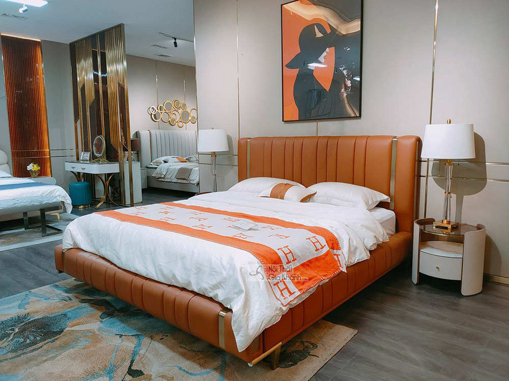 Giường ngủ bọc da luxury GIQF830-18 được chụp từ góc hơi chếch bên phải, làm nổi bật phần đầu giường cao với các đường sọc…
