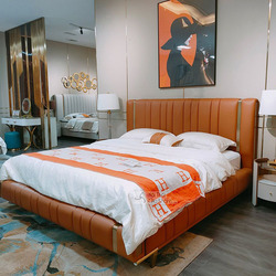 Giường ngủ bọc da luxury GIQF830-18 được chụp từ góc hơi chếch bên phải, làm nổi bật phần đầu giường cao với các đường sọc…