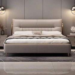 Giường Ngủ Luxury GIQF918-18 chụp chính diện trong phòng ngủ hiện đại. Đầu giường bọc da màu be nhạt với các đường may sọc…