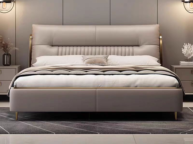 Giường Ngủ Luxury GIQF918-18 chụp chính diện trong phòng ngủ hiện đại. Đầu giường bọc da màu be nhạt với các đường may sọc…