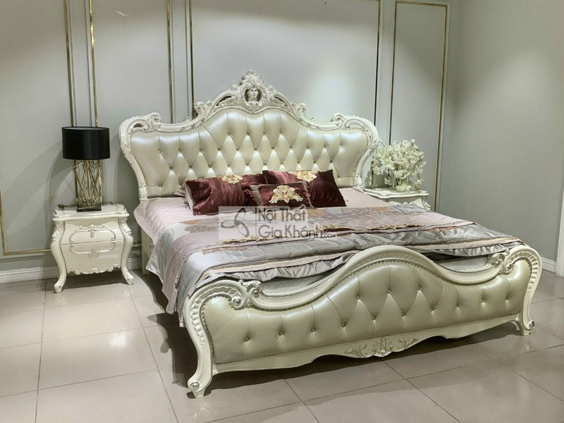 Giường ngủ tân cổ điển GIB10-18 màu trắng ngọc trai, bọc da tự nhiên, được chụp chính diện trong không gian phòng ngủ sang…