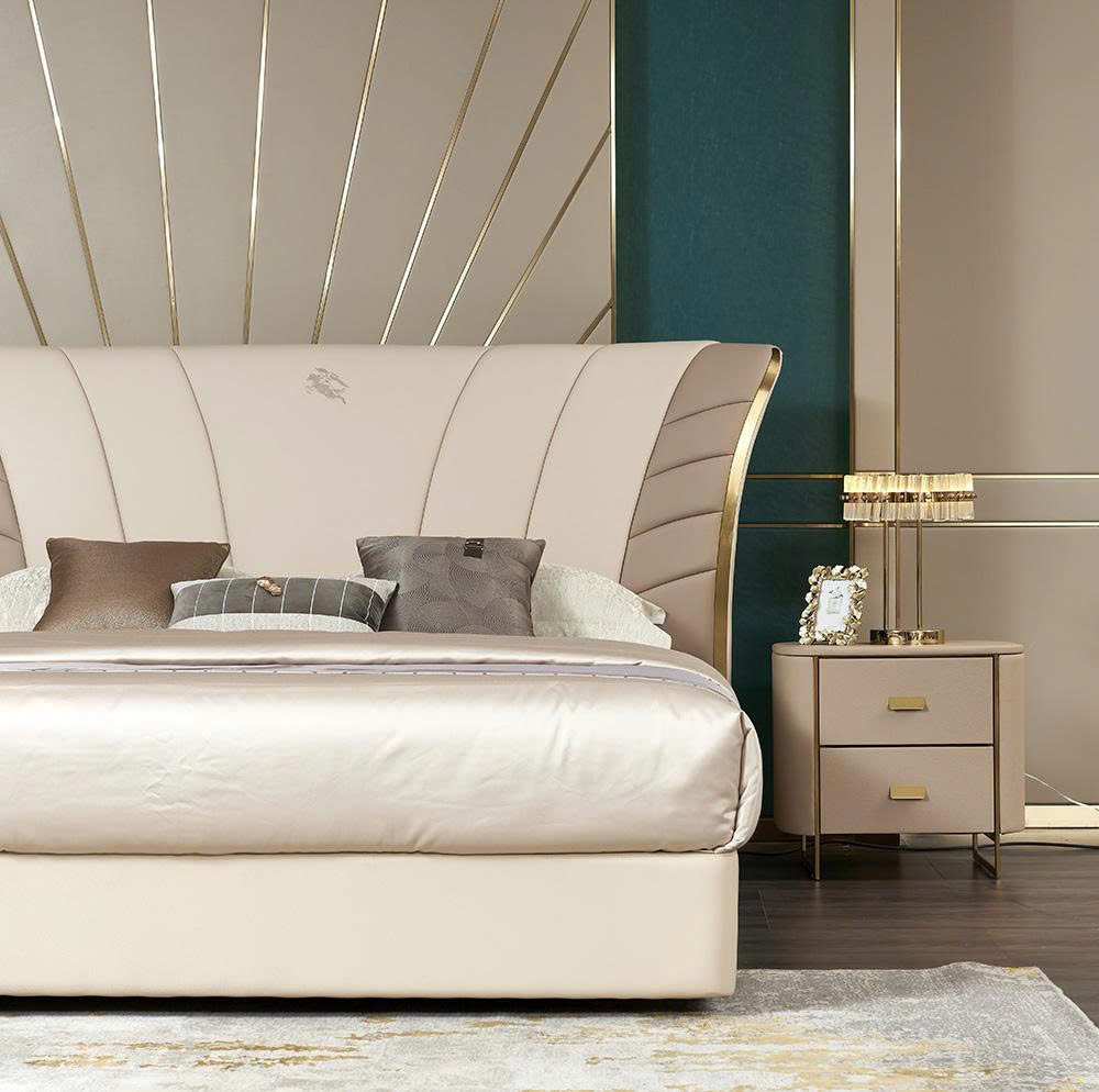 Góc chụp cận cảnh phần thân giường bọc da Luxury GIQF809-18 và tủ đầu giường. Thân giường được bọc da màu kem đồng bộ, tạo…
