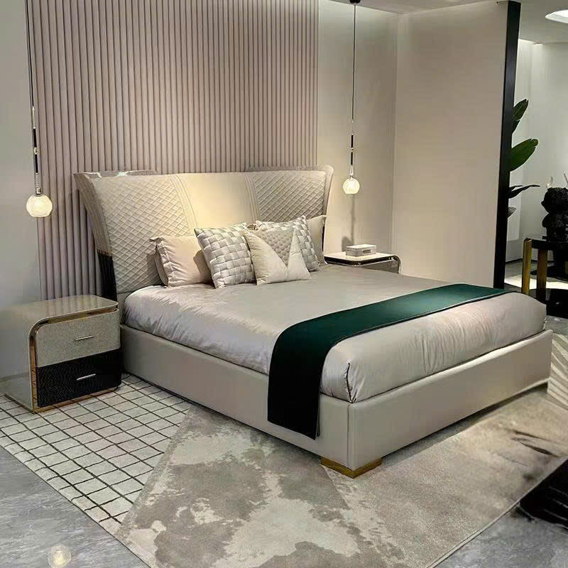 Giường Ngủ Cao Cấp GIGD20-18 chụp góc rộng, thể hiện tổng thể giường bọc da Bò tự nhiên màu kem nhạt với đầu giường cao, h…