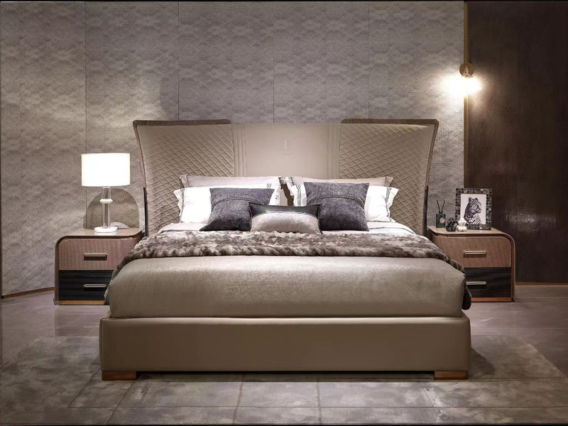 Giường Ngủ Cao Cấp GIGD20-18 chụp chính diện, nổi bật đầu giường cao bọc da Bò tự nhiên màu be với các đường chần trám tin…