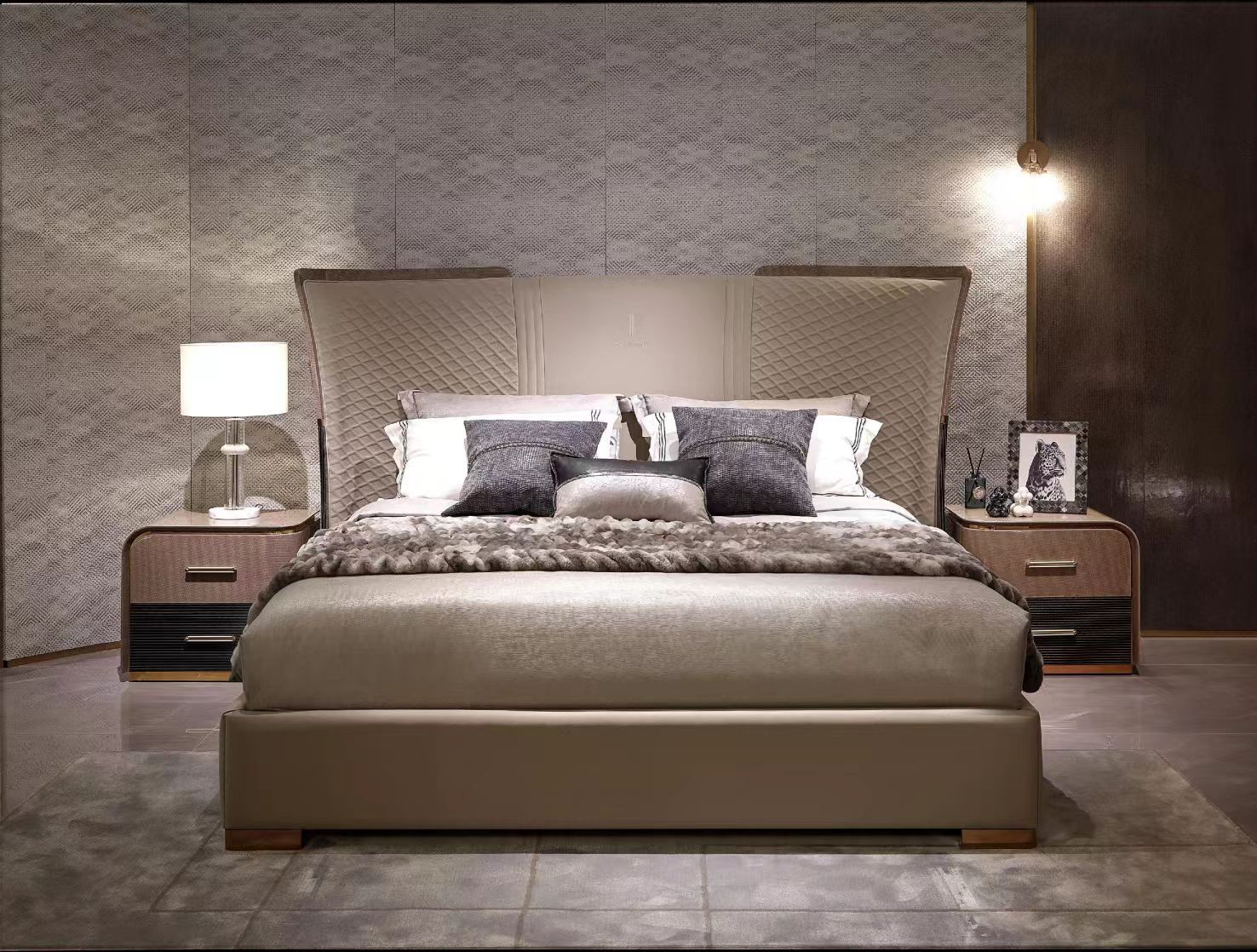 Giường Ngủ Cao Cấp GIGD20-18 chụp chính diện, nổi bật đầu giường cao bọc da Bò tự nhiên màu be với các đường chần trám tin…