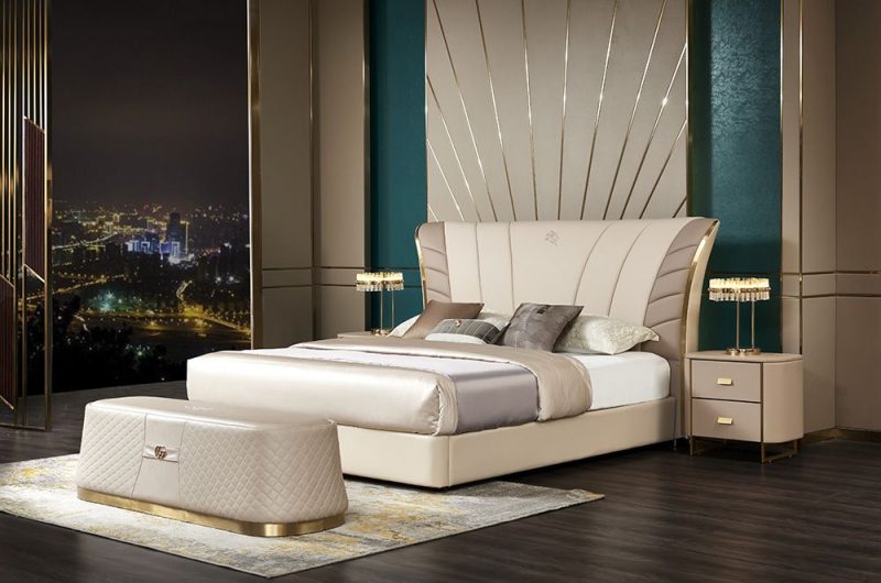 Giường bọc da Luxury GIQF809-18 được chụp toàn cảnh trong phòng ngủ sang trọng. Giường có đầu giường bo cong, bọc da màu k…