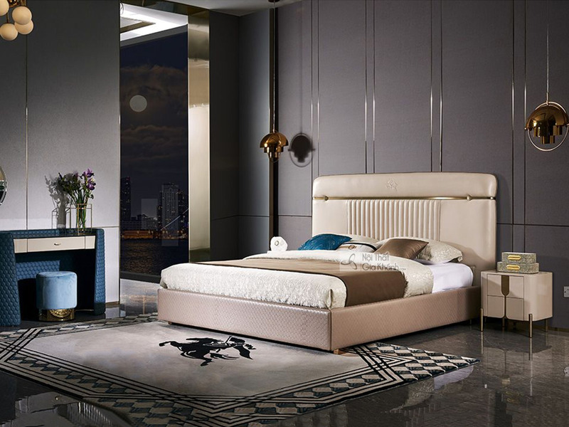 Giường ngủ luxury GIQF283-18 được chụp từ góc chính diện, nổi bật với đầu giường bọc da bò tự nhiên màu kem/be, có các đườ…