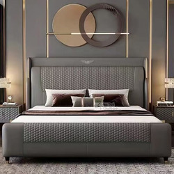 Giường ngủ Luxury GIQF823-18 được chụp chính diện, nổi bật với thiết kế sang trọng trong phòng ngủ hiện đại. Đầu giường ca…