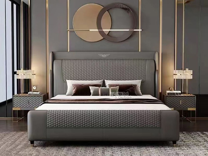 Giường ngủ Luxury GIQF823-18 được chụp chính diện, nổi bật với thiết kế sang trọng trong phòng ngủ hiện đại. Đầu giường ca…