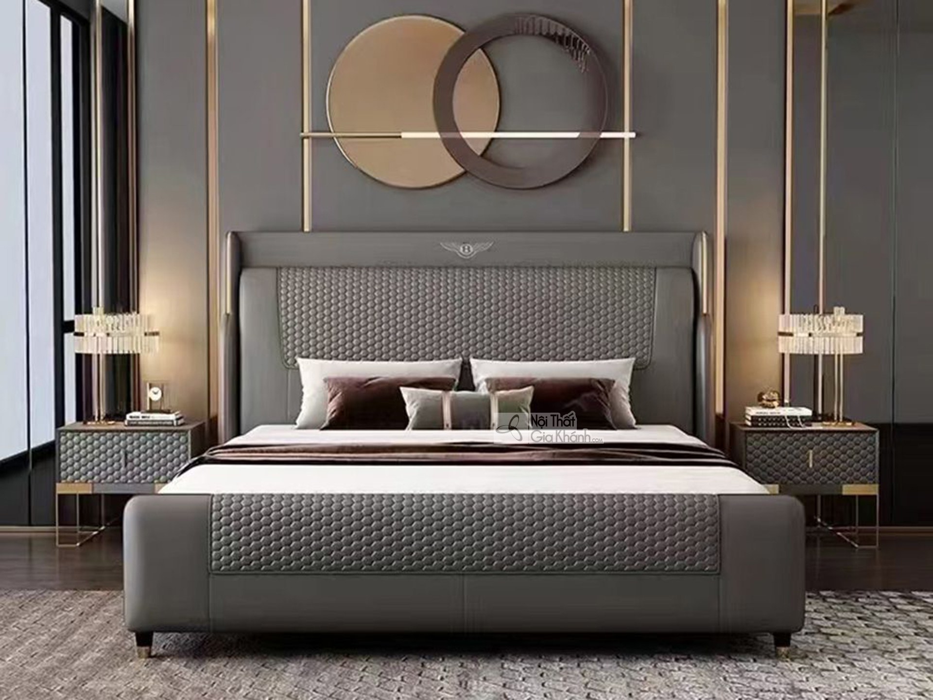 Giường ngủ Luxury GIQF823-18 được chụp chính diện, nổi bật với thiết kế sang trọng trong phòng ngủ hiện đại. Đầu giường ca…