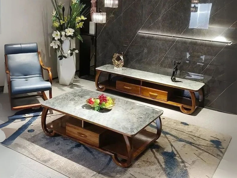 Toàn cảnh bộ bàn trà và kệ tivi W2113, đặt trong không gian phòng khách hiện đại với tường ốp đá vân tối màu và ghế bọc da…