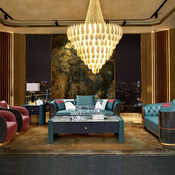 Bộ sofa luxury SFQ659-1124 được chụp chính diện trong một không gian phòng khách sang trọng, với băng 2 và hai ghế đơn màu…