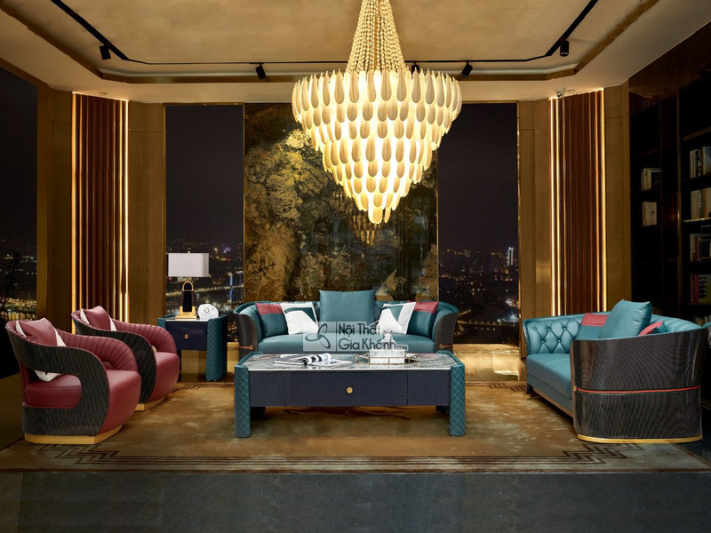 Bộ sofa luxury SFQ659-1124 được chụp chính diện trong một không gian phòng khách sang trọng, với băng 2 và hai ghế đơn màu…