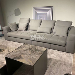 Băng sofa SF2025 màu xám đậm được chụp từ góc hơi chếch phía trước, cho thấy toàn bộ chiều dài của ghế. Sofa có thiết kế t…