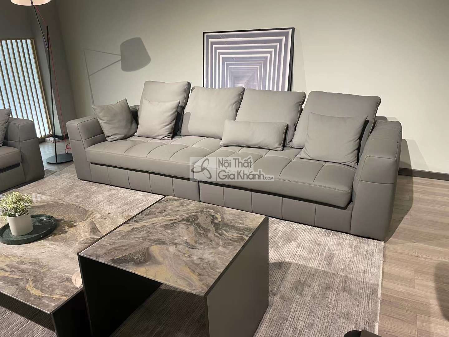 Băng sofa SF2025 màu xám đậm được chụp từ góc hơi chếch phía trước, cho thấy toàn bộ chiều dài của ghế. Sofa có thiết kế t…