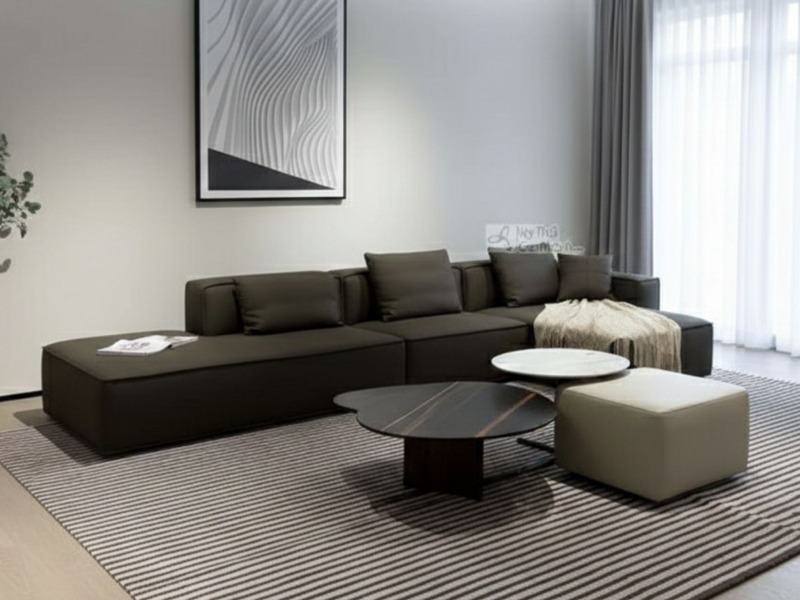 Bộ sofa góc trái SF1801B màu nâu đậm được đặt trong không gian phòng khách hiện đại, với thảm sọc ngang, bàn trà đôi mặt đ…