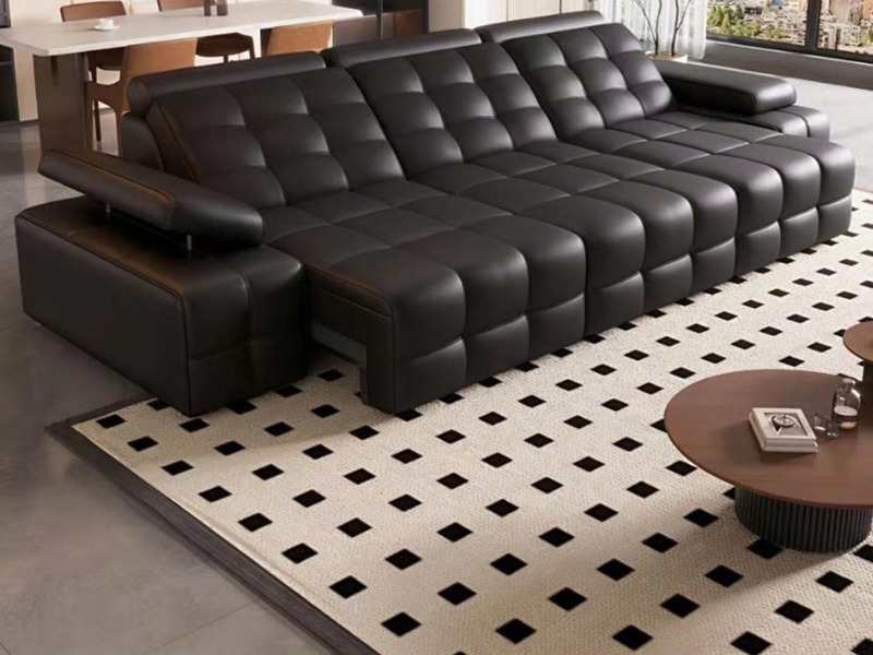 Sofa băng chỉnh điện SF64-31 màu đen tuyền, bọc da bò tự nhiên, được chụp từ góc nhìn hơi cao xuống, đặt trong không gian…
