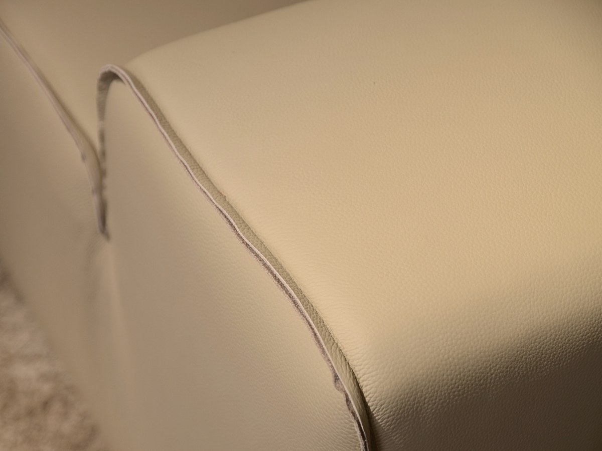 Cận cảnh chi tiết đường may tinh xảo trên bề mặt da bò 100% của sofa SFA38-32, thể hiện chất lượng cao cấp và độ bền của s…