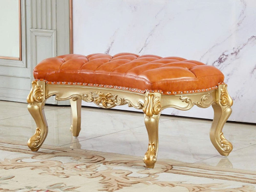 Ghế đôn sofa DS02-TN phong cách tân cổ điển, chụp chính diện hơi chếch. Bề mặt đệm bọc da bò tự nhiên màu nâu cam với các…