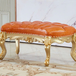 Ghế đôn sofa DS02-TN phong cách tân cổ điển, chụp chính diện hơi chếch. Bề mặt đệm bọc da bò tự nhiên màu nâu cam với các…