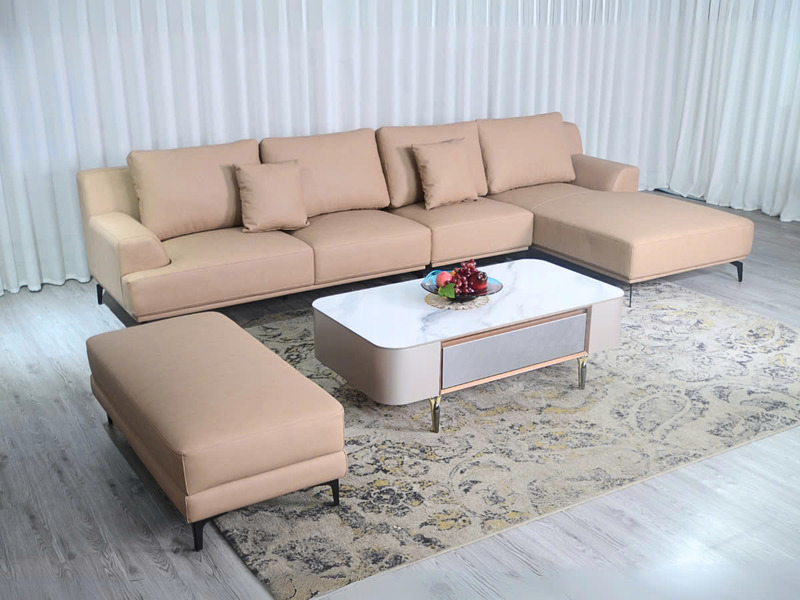 Toàn cảnh bộ sofa da AURELIA 3 băng góc trái màu be nhạt, chụp từ góc nhìn trên cao. Sofa đặt trong phòng khách hiện đại v…