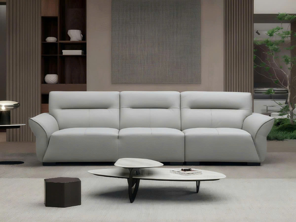Sofa băng ba chỗ SF9003 màu xám nhạt, bọc da cao cấp, được chụp chính diện trong phòng khách hiện đại. Ghế có thiết kế tối…