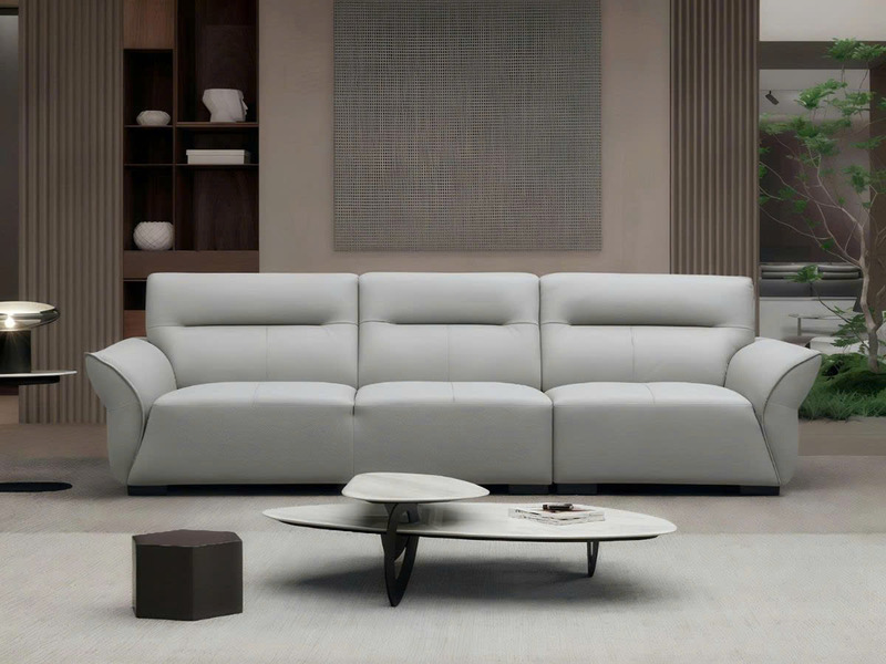 Sofa băng ba chỗ SF9003 màu xám nhạt, bọc da cao cấp, được chụp chính diện trong phòng khách hiện đại. Ghế có thiết kế tối…