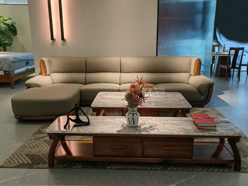 Bộ sofa góc phải SFW80-3 bọc da bò tự nhiên màu xám be, với khung gỗ Mun tự nhiên lộ rõ các đường cong mềm mại ở tay vịn v…