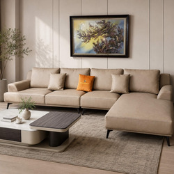 Sofa da AURELIA 3 băng góc trái màu be nhạt, kiểu dáng tối giản hiện đại, đặt trong phòng khách sang trọng với thảm họa ti…