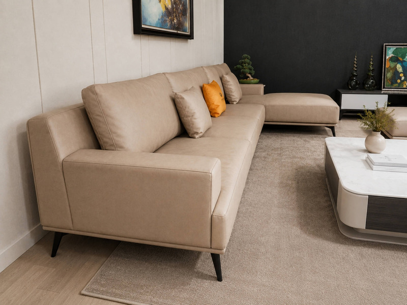 Cận cảnh phần tay vịn và đệm ngồi của sofa da AURELIA 3 băng góc trái màu be nhạt, chụp từ góc bên phải. Chất liệu da Lex…