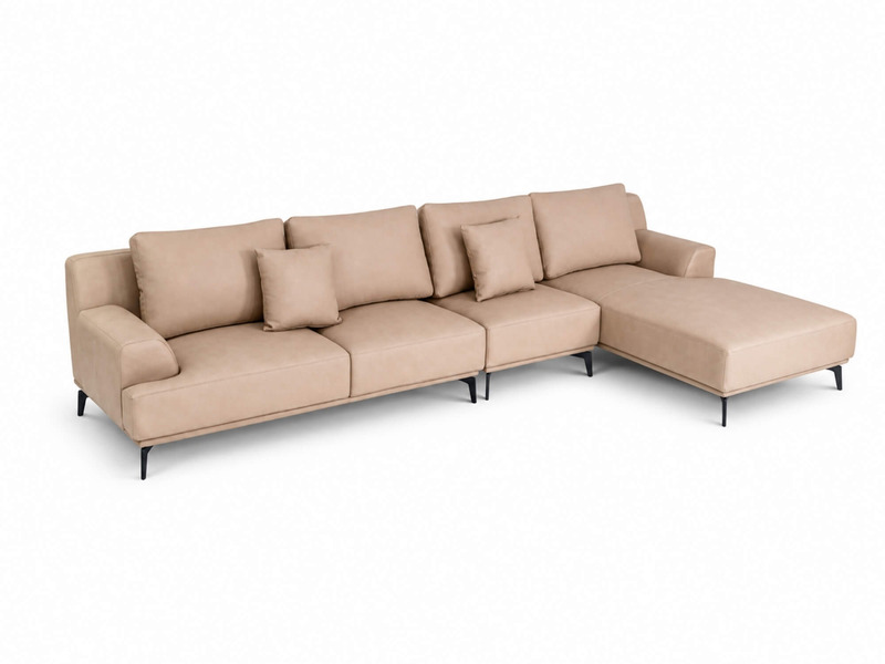 Toàn bộ bộ sofa da AURELIA 3 băng góc trái màu be nhạt, chụp trên nền trắng studio. Hình dáng chữ L rõ ràng, thiết kế tối…