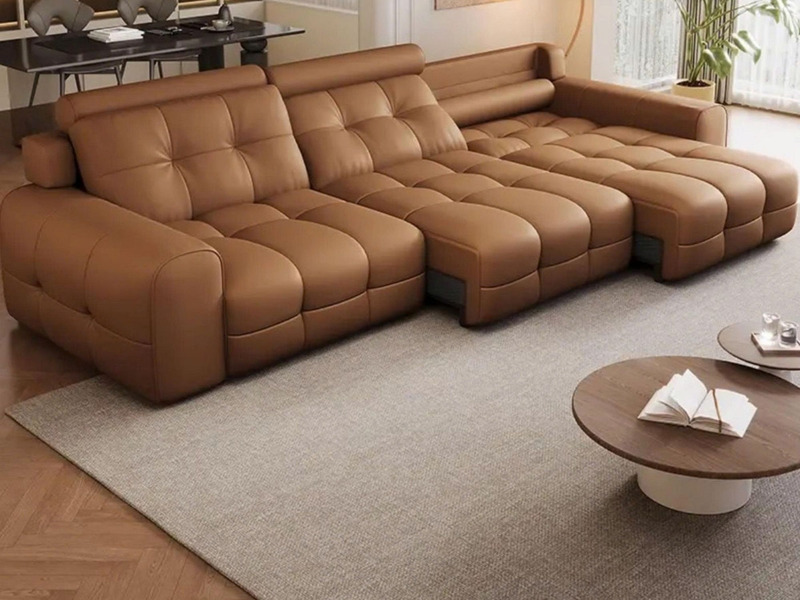 Sofa chỉnh điện SF-A1301 màu da bò, được chụp từ góc trên hơi chếch, cho thấy toàn bộ thiết kế hình chữ L hiện đại. Ghế có…