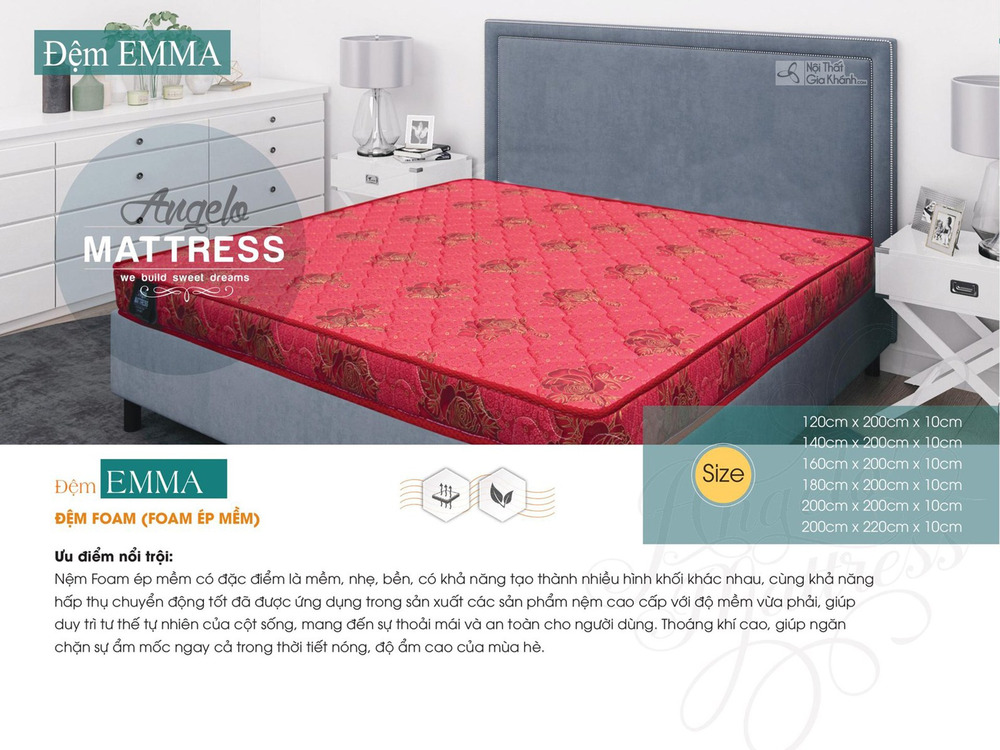 Đệm foam ép Emma Angelo màu đỏ rực rỡ với họa tiết hoa văn vàng tinh xảo, đặt gọn gàng trên một chiếc giường bọc vải màu x…