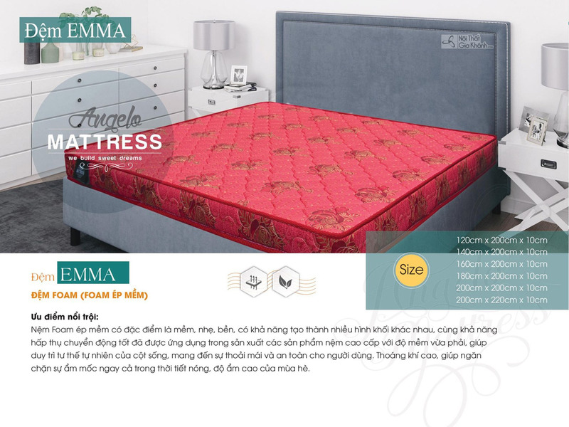 Đệm foam ép Emma Angelo màu đỏ rực rỡ với họa tiết hoa văn vàng tinh xảo, đặt gọn gàng trên một chiếc giường bọc vải màu x…