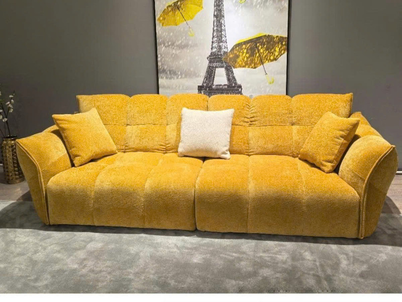 Sofa băng SF-HY01V màu vàng mustard nổi bật, được chụp chính diện trong không gian phòng khách hiện đại. Sofa có kiểu dáng…